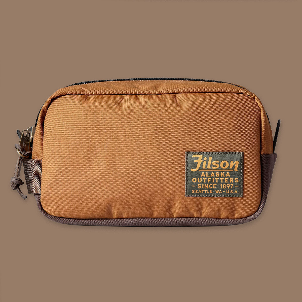 Filson Travel Pack Whiskey, gemaakt van scheurvast ballistisch nylon en versterkt met Filson's bekende Rugged Twill