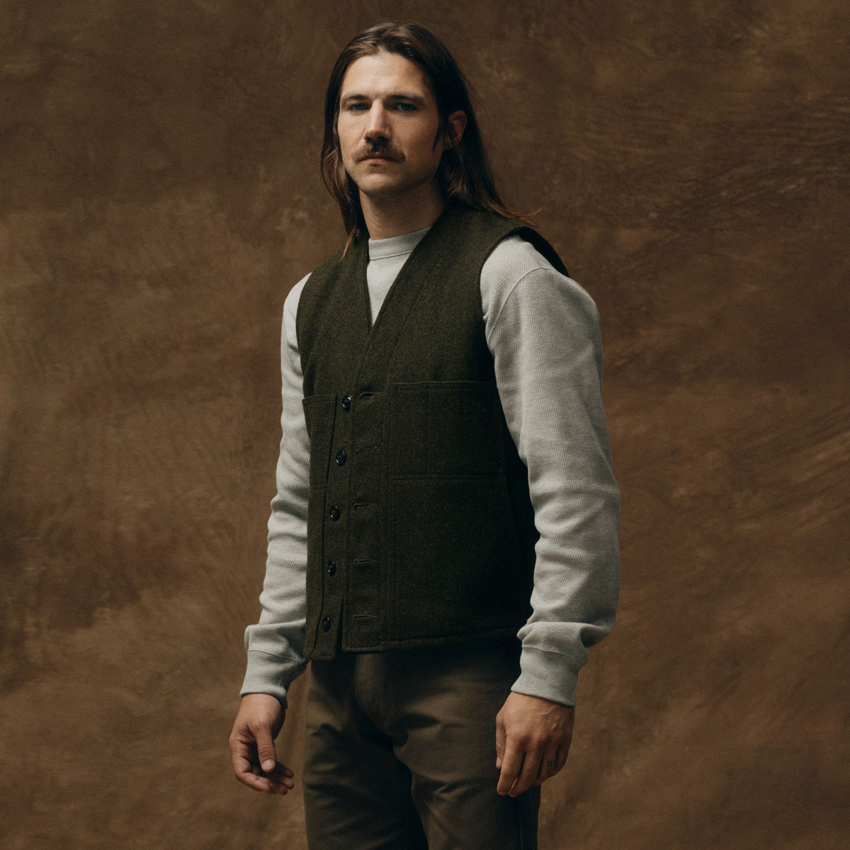 Filson Mackinaw Wool Vest Forest Green, klassiek wollen vest gemaakt van 100% wol met ruime pasvorm om makkelijk in lagen te dragen Filson Mackinaw Wool Vest Forest Green, klassiek wollen vest gemaakt van 100% wol met ruime pasvorm om makkelijk in lagen te dragen