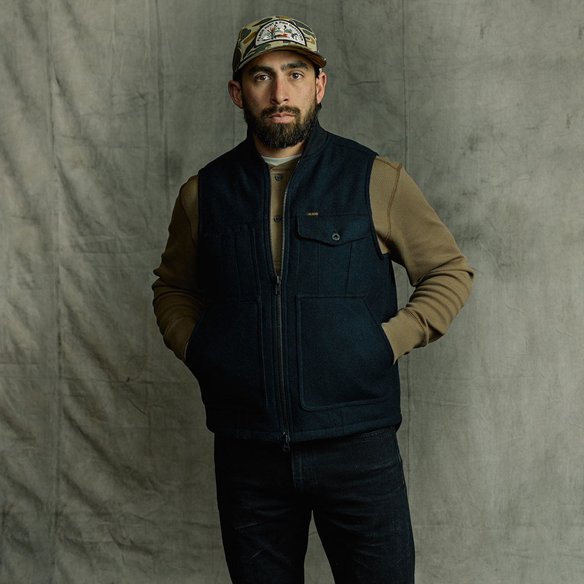 Filson Spokane Insulated Work Vest Navy, gedragen van voren