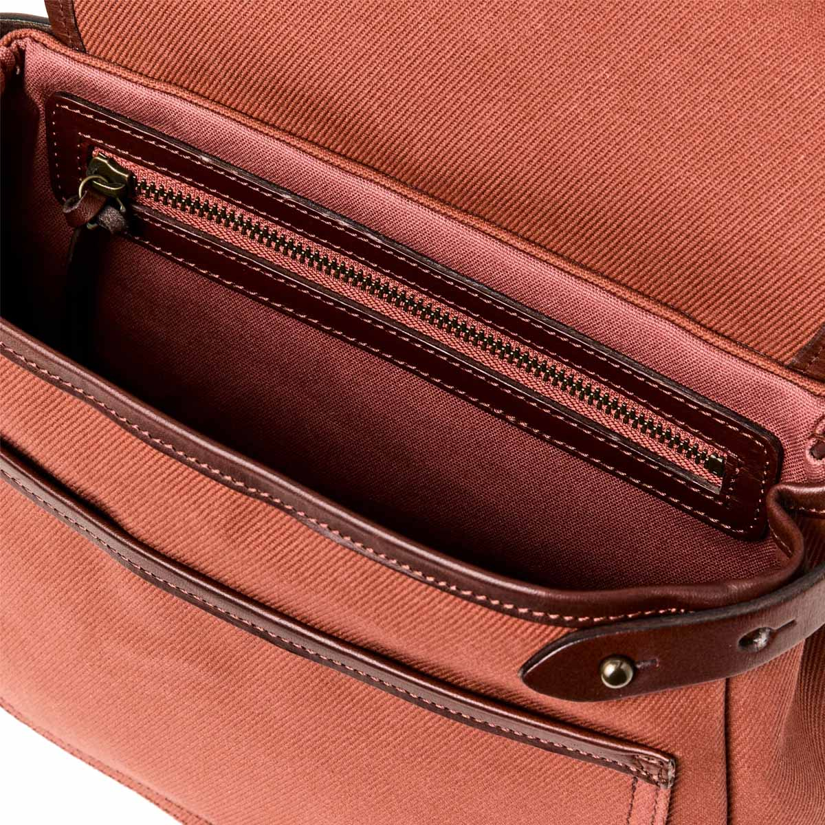 Filson Rugged Twill XS Field Bag Light Rust is super stevig en ideaal voor kleine spullen die je graag bij je hebt als je onderweg bent