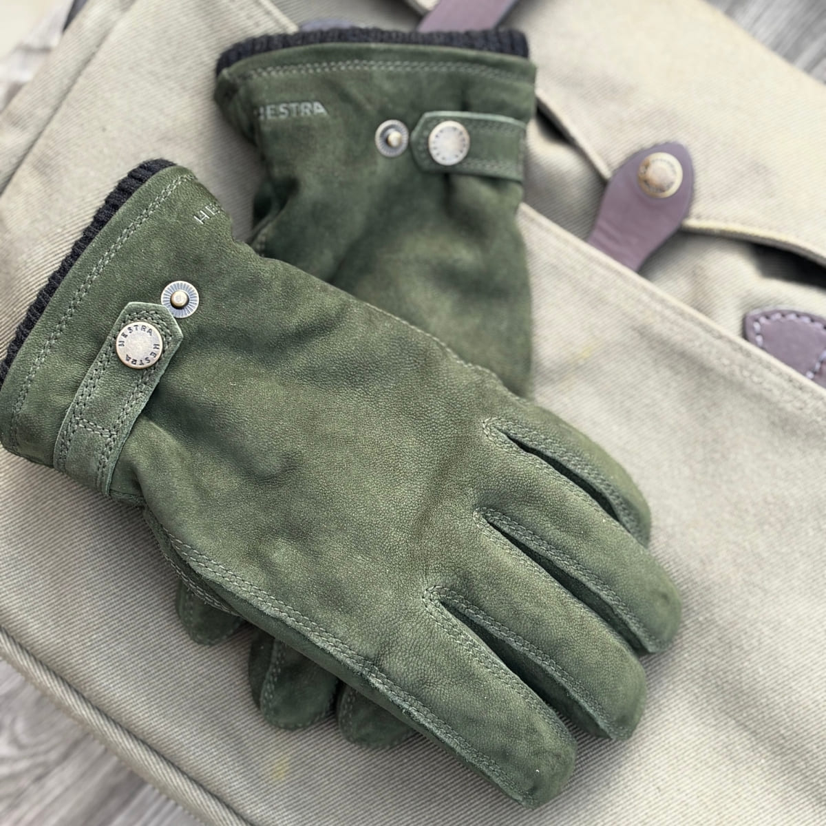 Combineer de Bergvik Handschoenen met je favoriete winterjas van Filson of Barbour