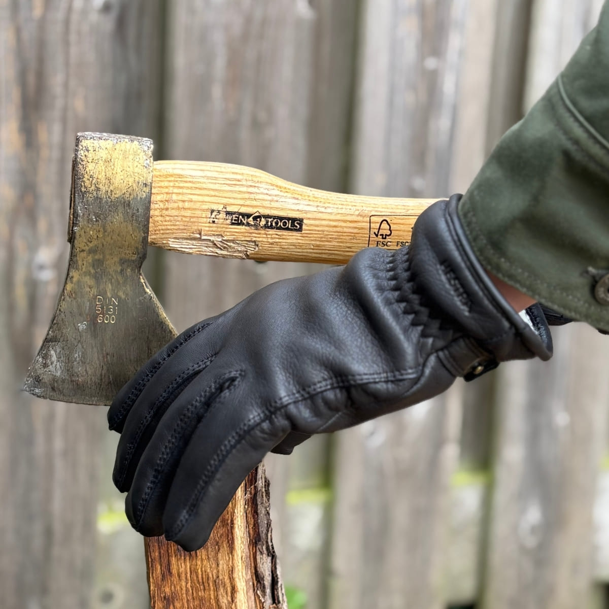 Hestra Burensvik Glove Zwart, werken in de tuin met Hestra.