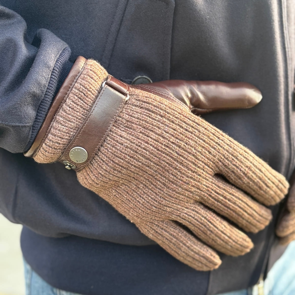 HESTRA CHRISTOPHER GLOVE ESPRESSO, een tijdloze handschoen die warmte, elegantie en comfort biedt voor dagelijks gebruik.