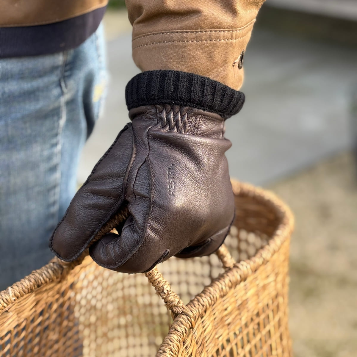 Hestra Deerskin Primaloft Handschoenen zijn warme en stijlvolle winterhandschoenen voor mannen, gemaakt van soepel, premium elandleer met een robuuste, tijdloze uitstraling.