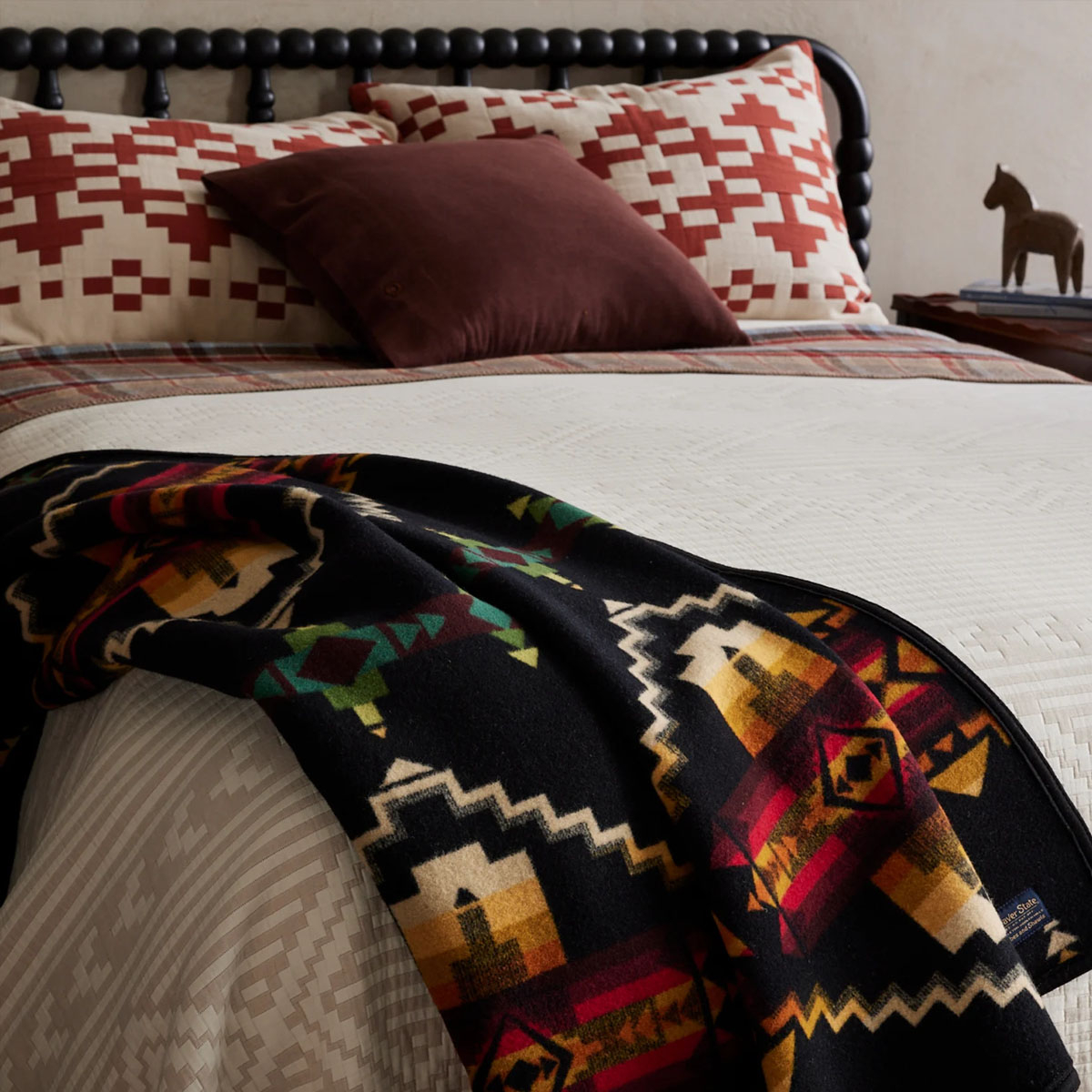 Pendleton Jacquard Napped Blanket Robe Four Corners, dekens perfect voor over het bed, voor picknicks, kamperen of lekker binnen zitten Pendleton Jacquard Napped Blanket Robe Four Corners, dekens perfect voor over het bed, voor picknicks, kamperen of lekker binnen zitten