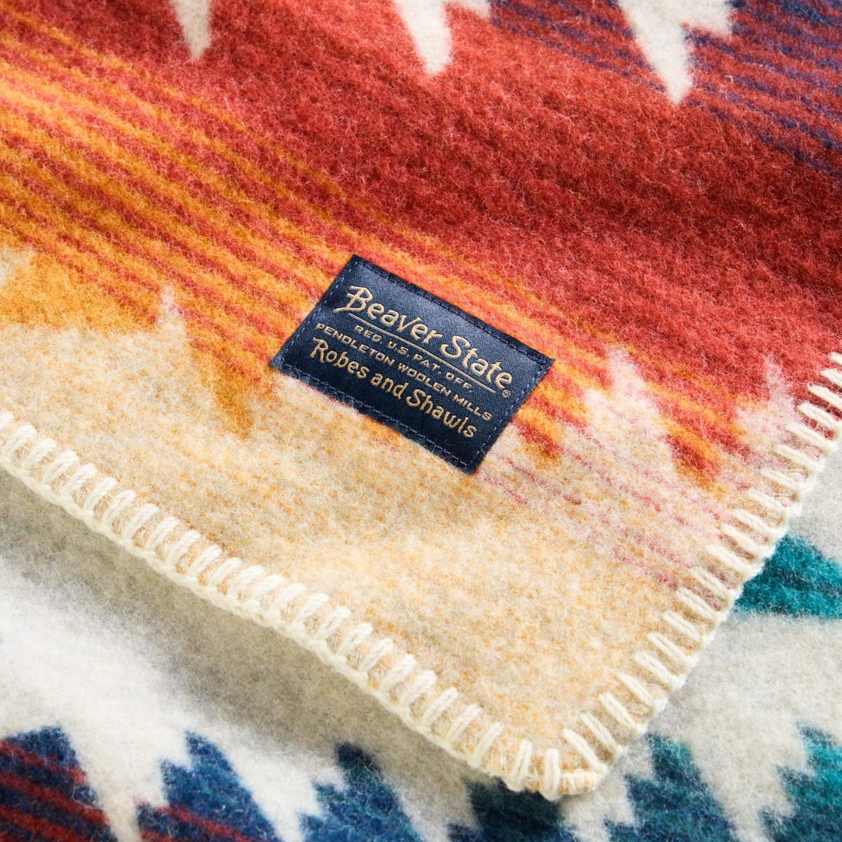 Pendleton Jacquard Napped Blanket Robe &ndash; Sunset Pass, past perfect over een tweepersoonsbed, kan worden gebruikt als wanddecoratie of gewoon om lekker mee op de bank te kruipen