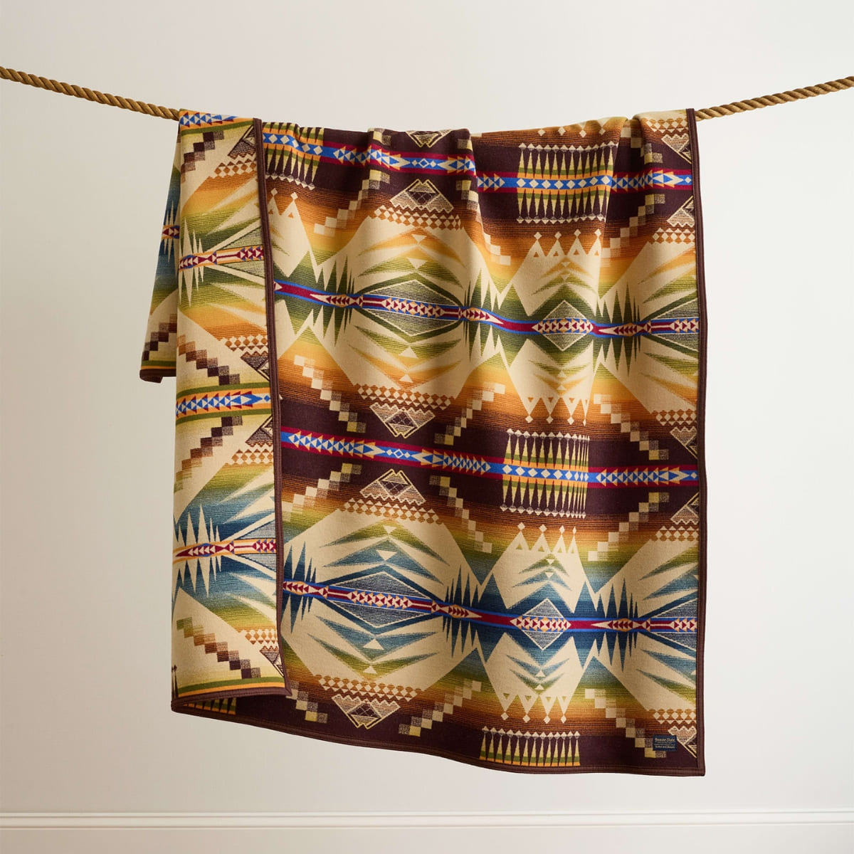 Pendleton Jacquard Unnapped Blanket Robe Mystic Lake, wool blanket. Pendleton Jacquard Unnapped Blanket Robe Mystic Lake, wool blanket.