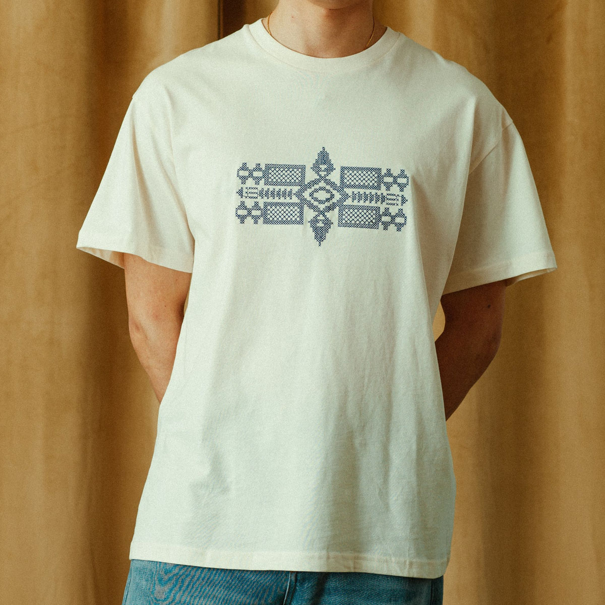 Pendleton Camp Collar Shirt Bone/Fire Legend combineert lichtgewicht comfort met gedurfde, door het Westen geïnspireerde stijl