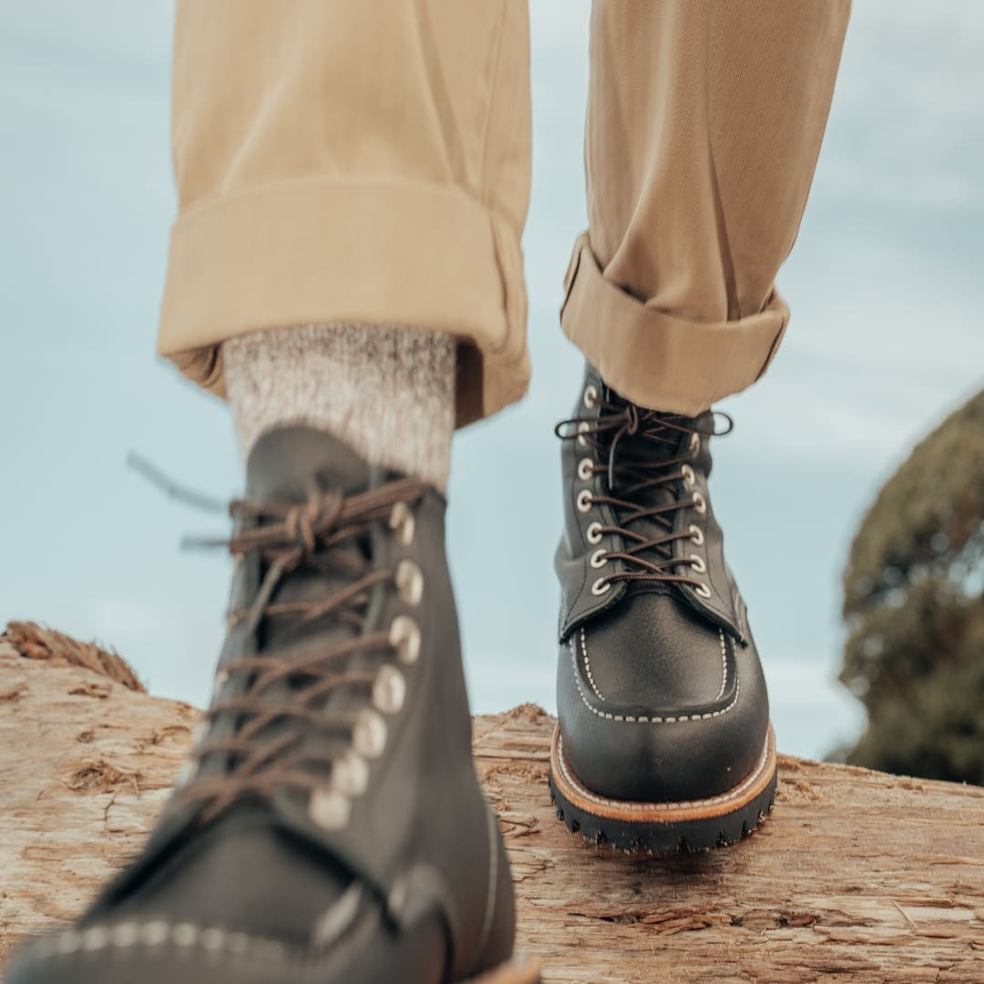 Red Wing 2949 Roughneck Moc Toe Boot Black Oil Slick ontwikkelt een unieke patina door de tijd heen. Gemaakt in de VS