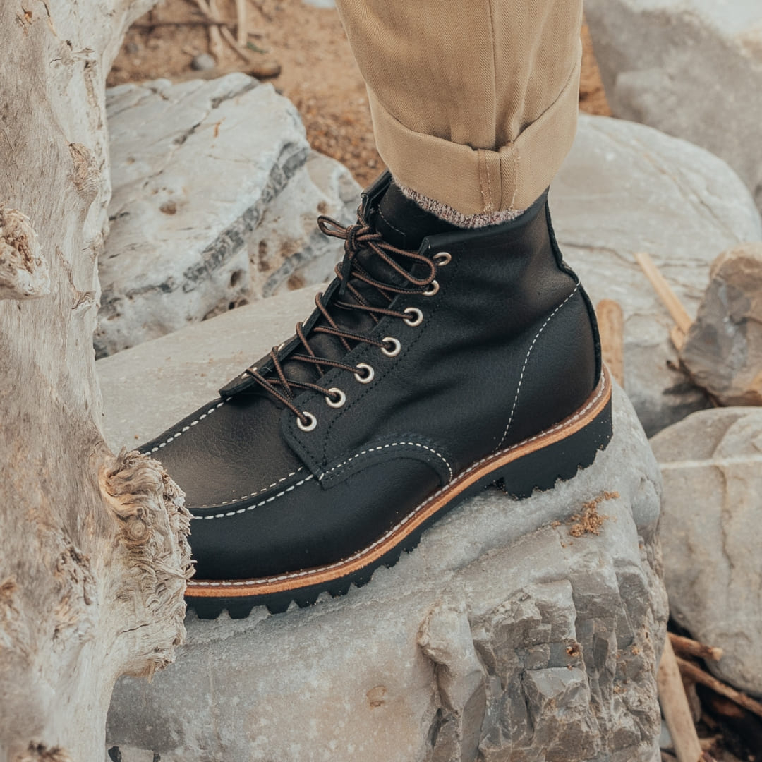 Red Wing 2949 Roughneck Moc Toe Boot Black Oil Slick leer is de perfecte mix van vakmanschap, duurzaamheid en tijdloos design