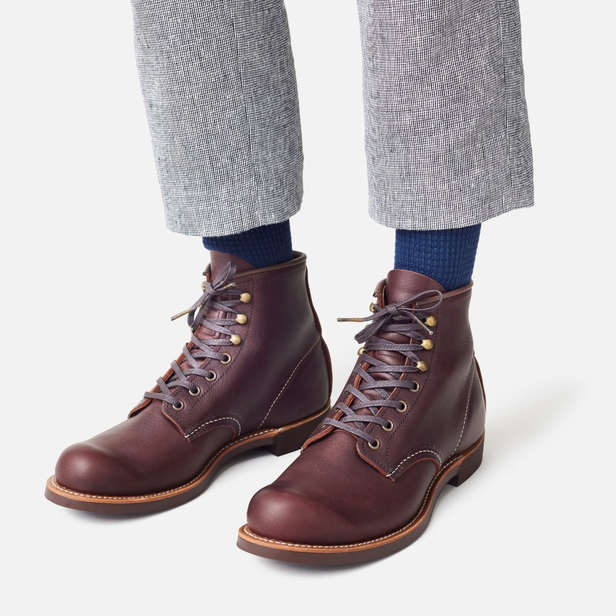Red Wing 3340 Blacksmith Boot Briar Oil Slick is een tijdloze, handgemaakte laars die erfgoedvakmanschap combineert met moderne duurzaamheid, waardoor het een waar icoon van Amerikaans schoeisel is.