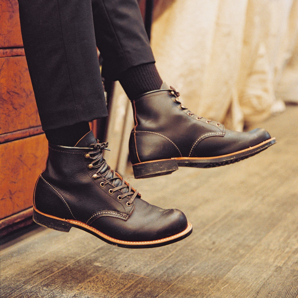 Red Wing 3345 Blacksmith in Black Prairie is een tijdloze, handgemaakte laars die erfgoedvakmanschap combineert met moderne duurzaamheid, waardoor het een waar icoon van Amerikaans schoeisel is.