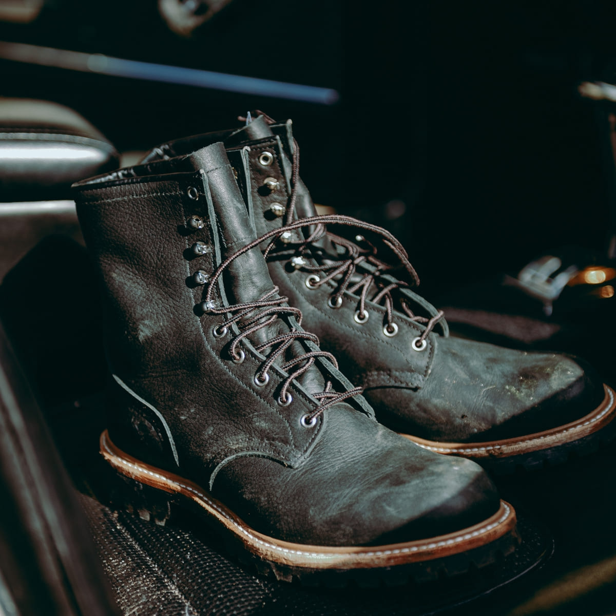Red Wing 4501 Logger Boot Black Harness Oil Slick is een tijdloze, handgemaakte schoen die traditioneel vakmanschap combineert met moderne duurzaamheid, en een echte icoon van Amerikaanse schoenen