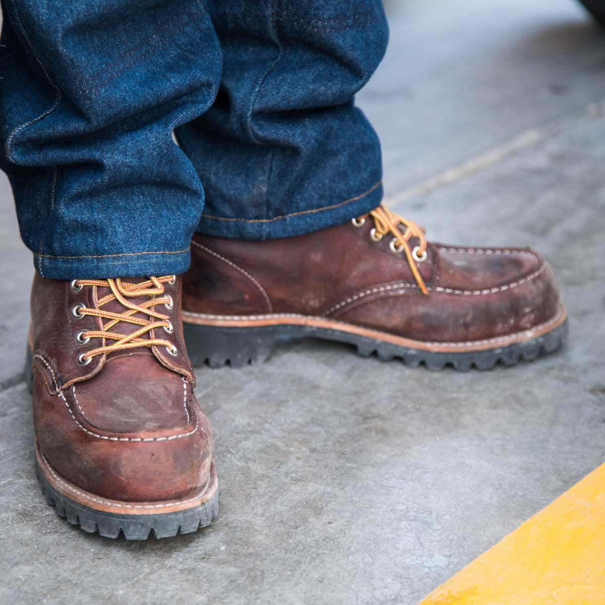 Red Wing 8146 Roughneck Moc Toe Boot Briar Oil Slick develops a unique patina over time. Made in USA