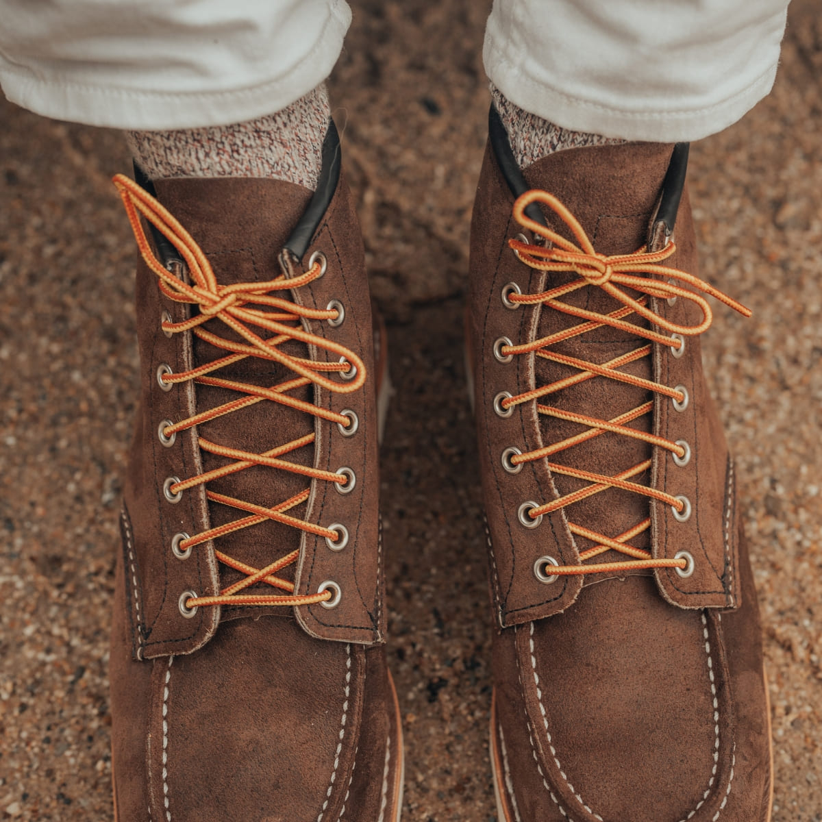 De Red Wing 8836 Classic Moc Toe Boot in Chocolate Muleskinner is de perfecte combinatie van vakmanschap, duurzaamheid en tijdloos design