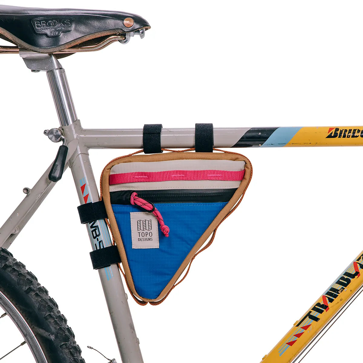 Topo Designs Bike Frame Bag Blue/Bone White, wordt stevig bevestigd aan de bovenbuis en zadelbuis, voor een gemakkelijk toegankelijke, perfecte pasvorm