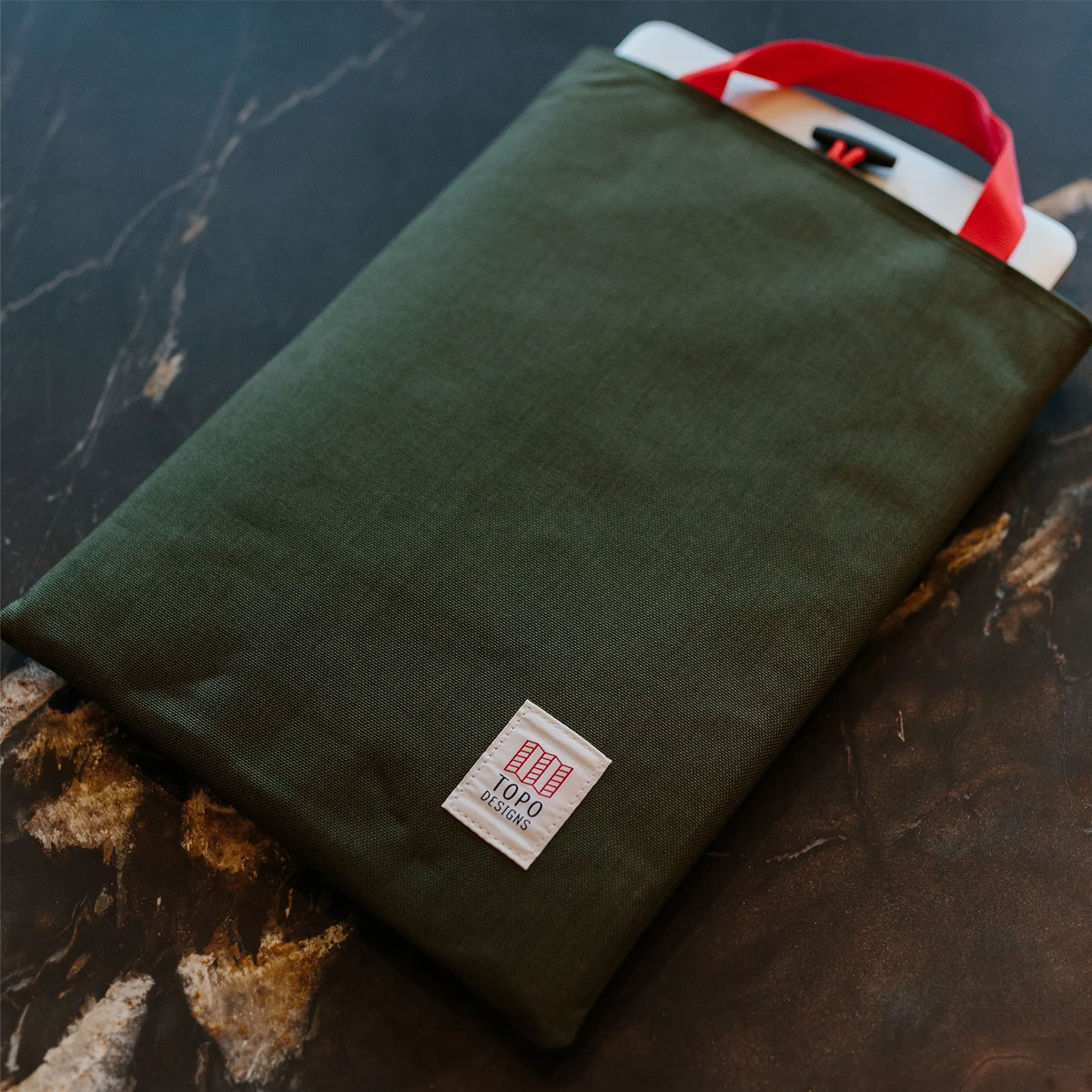 Topo Designs Laptop Sleeve Olive, altijd je laptop en accessoires veilig bij de hand