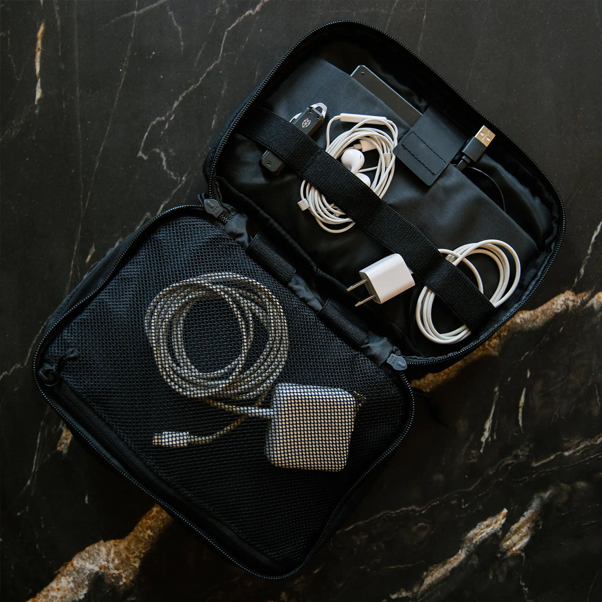 Topo Designs Tech Case Black, perfect voor het meenemen en organiseren van je essentiële spullen