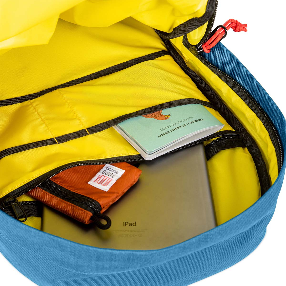 Topo Designs Daypack Classic Blue/Khaki, geweldig als een alledaagse werk-rugtas, met altijd genoeg ruimte om een extra jas of trui mee te nemen