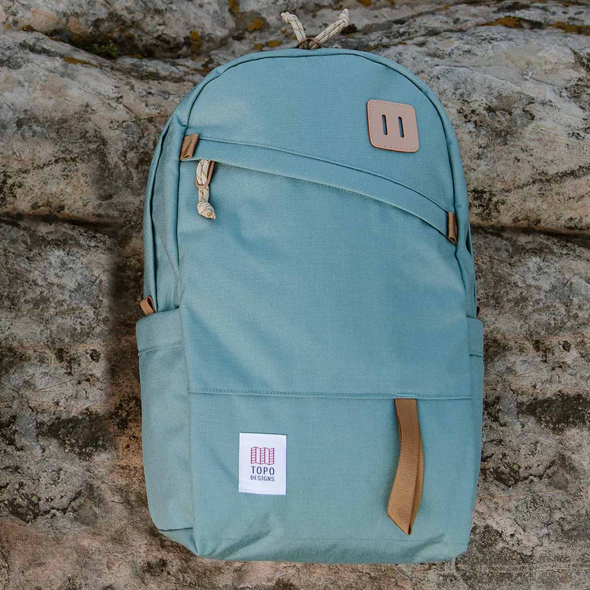 Topo Designs Daypack Classic Mineral Blue, geweldig als een alledaagse werk-rugtas, met altijd genoeg ruimte om een extra jas of trui mee te nemen