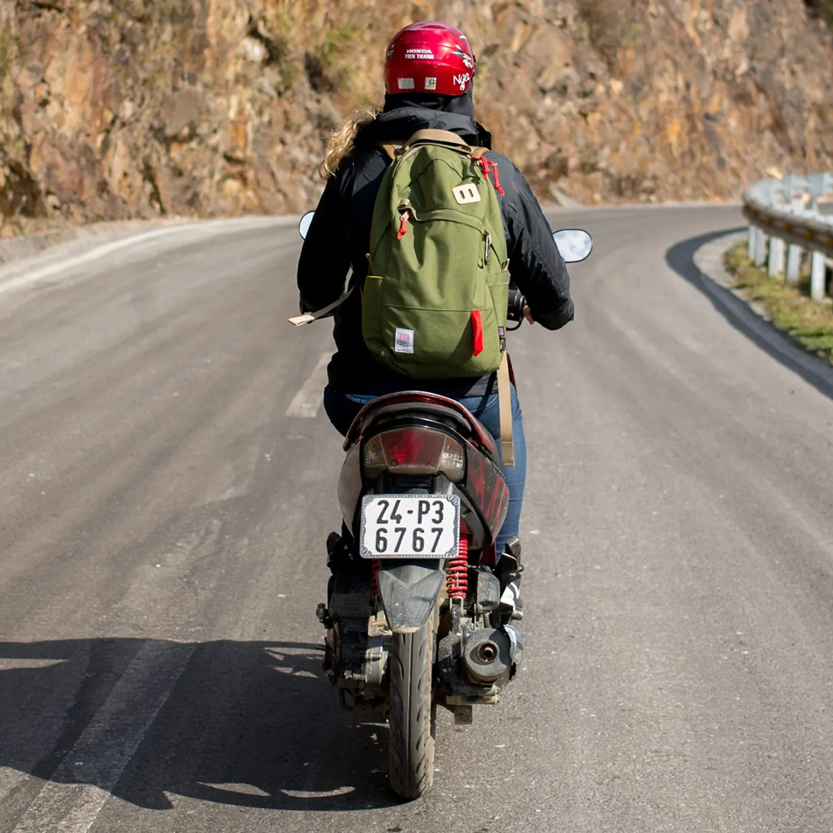 Topo Designs Daypack Classic Olive, geweldig als een alledaagse werk-rugtas, met altijd genoeg ruimte om een extra jas of trui mee te nemen