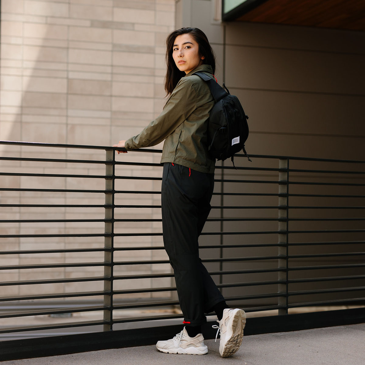Topo Designs Mountain Sling Bag Black,  draag hem over je schouder of klem hem om je middel, en weg ben je