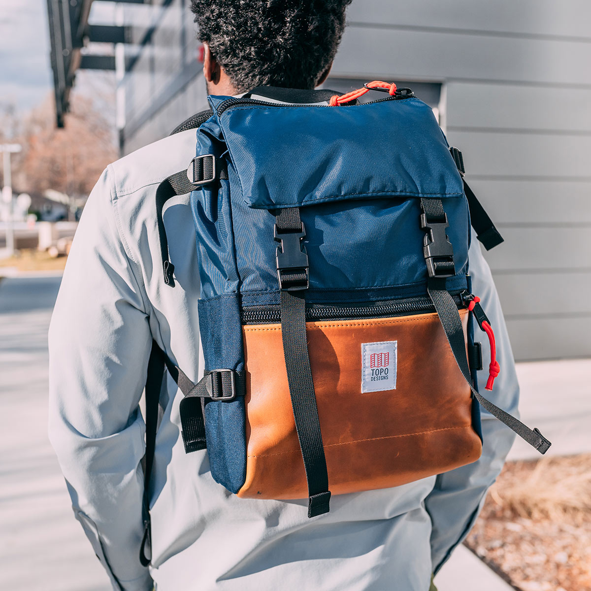 Topo Designs Rover Pack Leather Navy/Brown Leather, tijdloze rugzak met moderne functionaliteiten voor dagelijks gebruik