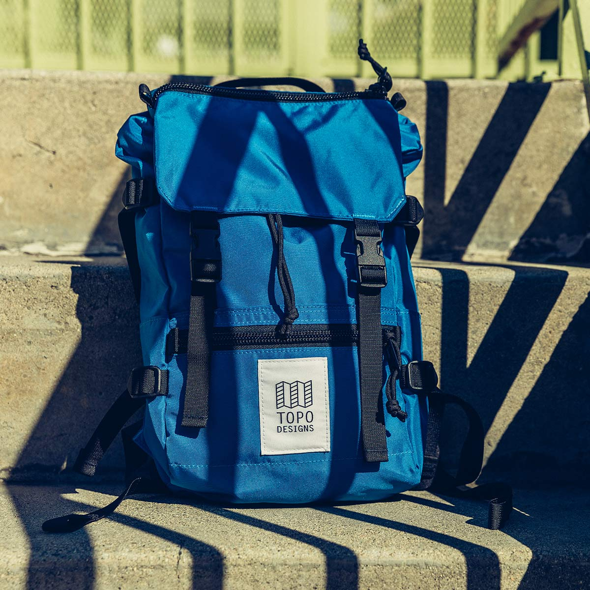 Topo Designs Rover Pack - Mini Blue-Blue, statement-makende rugtas met de perfecte maat om boodschappen mee te doen of mee te nemen tijdens een wandeling