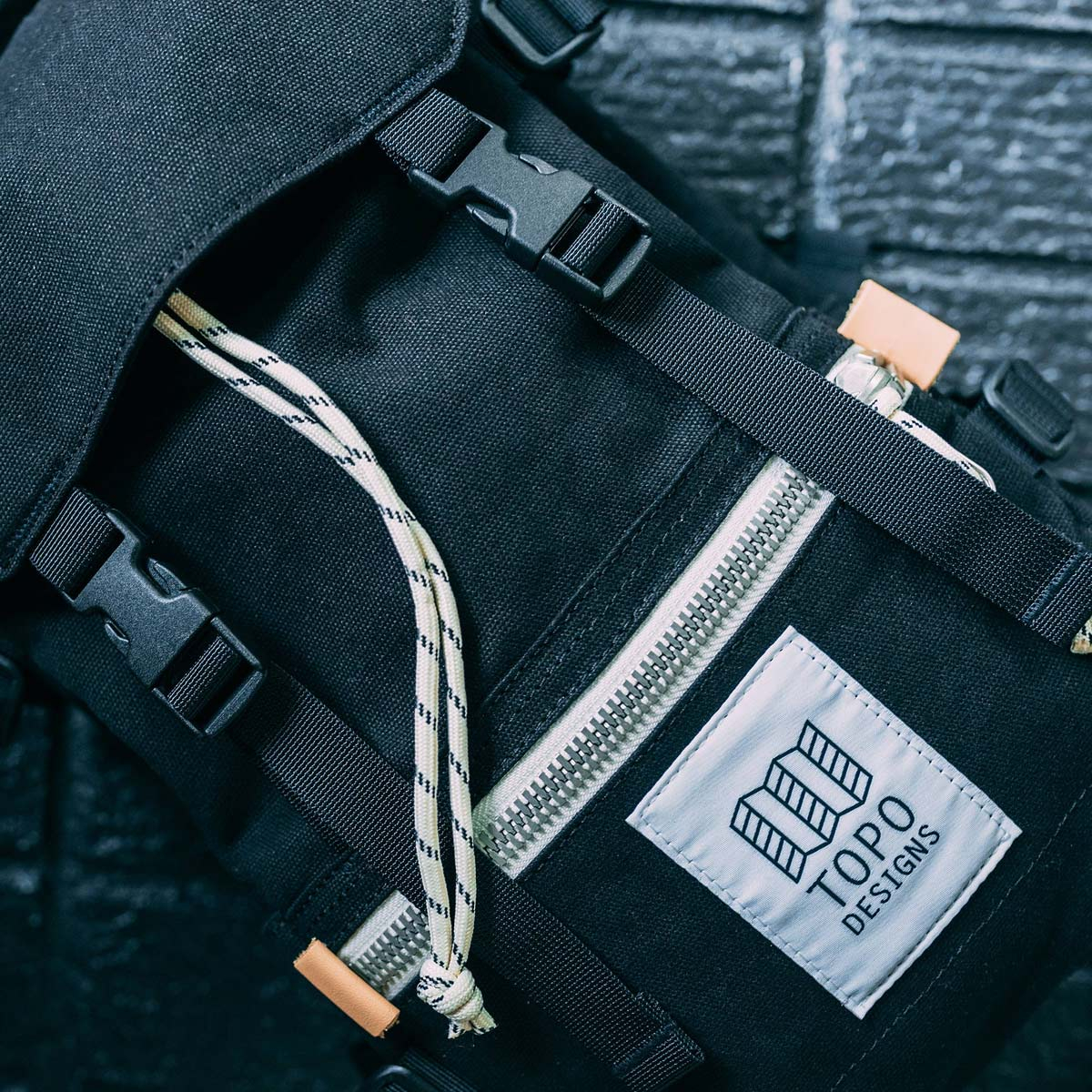 Topo Designs Rover Pack - Mini Canvas Black, statement-makende rugtas met de perfecte maat om boodschappen mee te doen of mee te nemen tijdens een wandeling