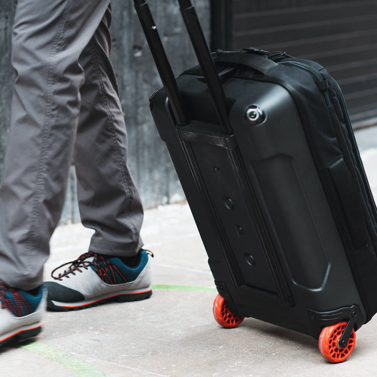 Topo Designs Global Travel Bag Roller Olive, veel interne organisatie in handbagage vriendelijke formaat