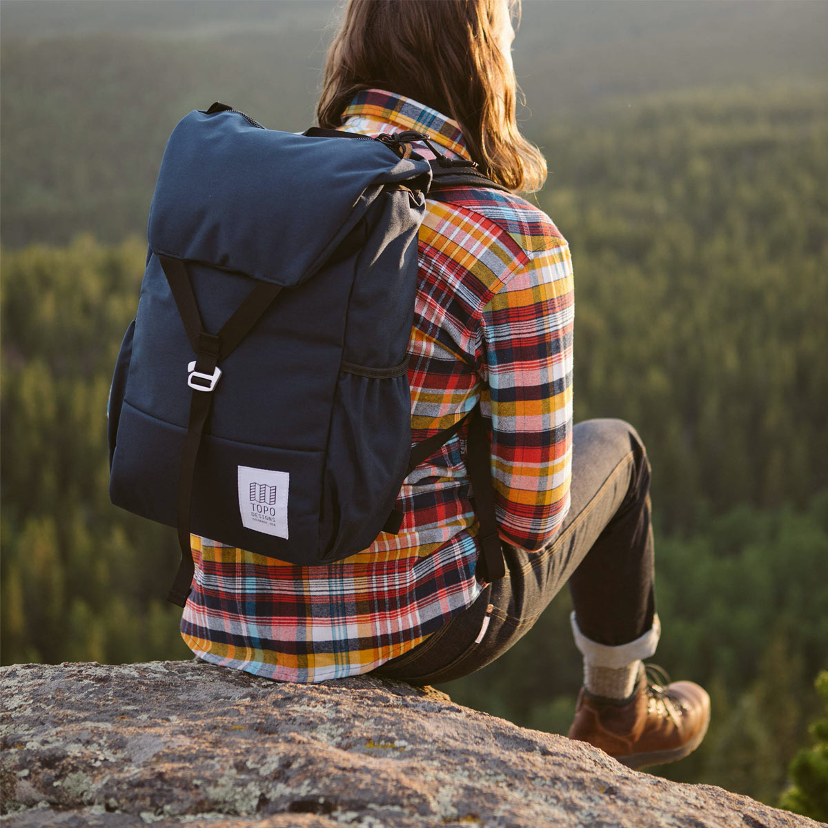 Topo Designs Y-Pack Navy fijne dagrugzak met een brede klep en éénpunts sluiting