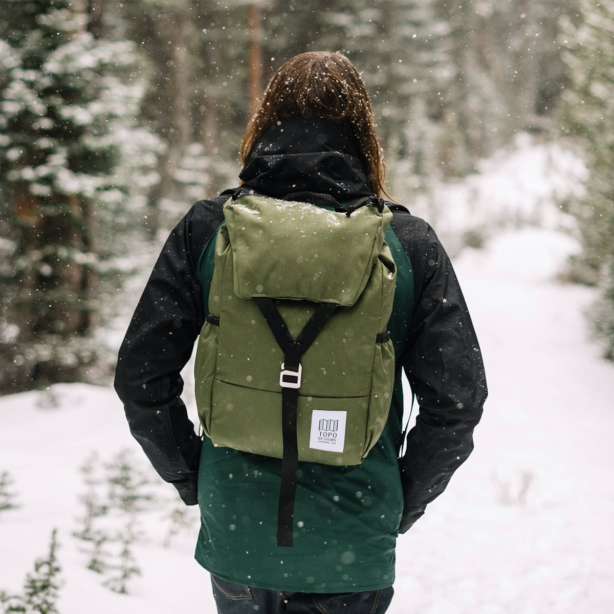 Topo Designs Y-Pack Olive fijne dagrugzak met een brede klep en éénpunts sluiting