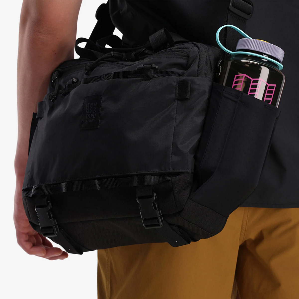 Topo Designs Mountain Cross Bag Black, zijvakken voor een waterflesje