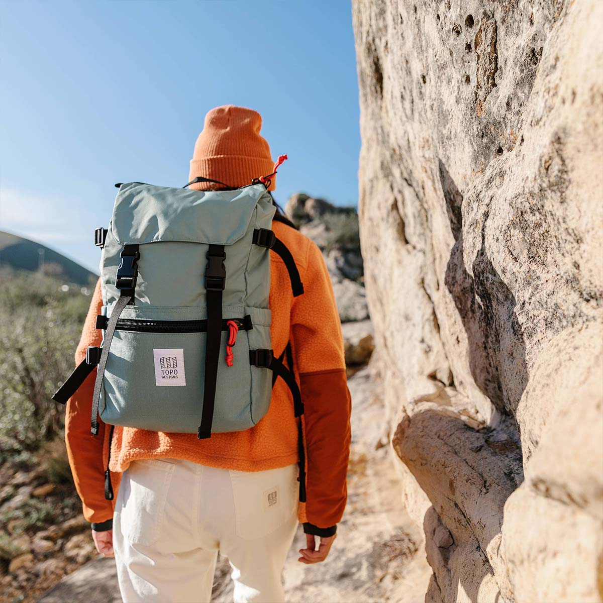 Topo Designs Rover Pack Sage gedragen op de rug