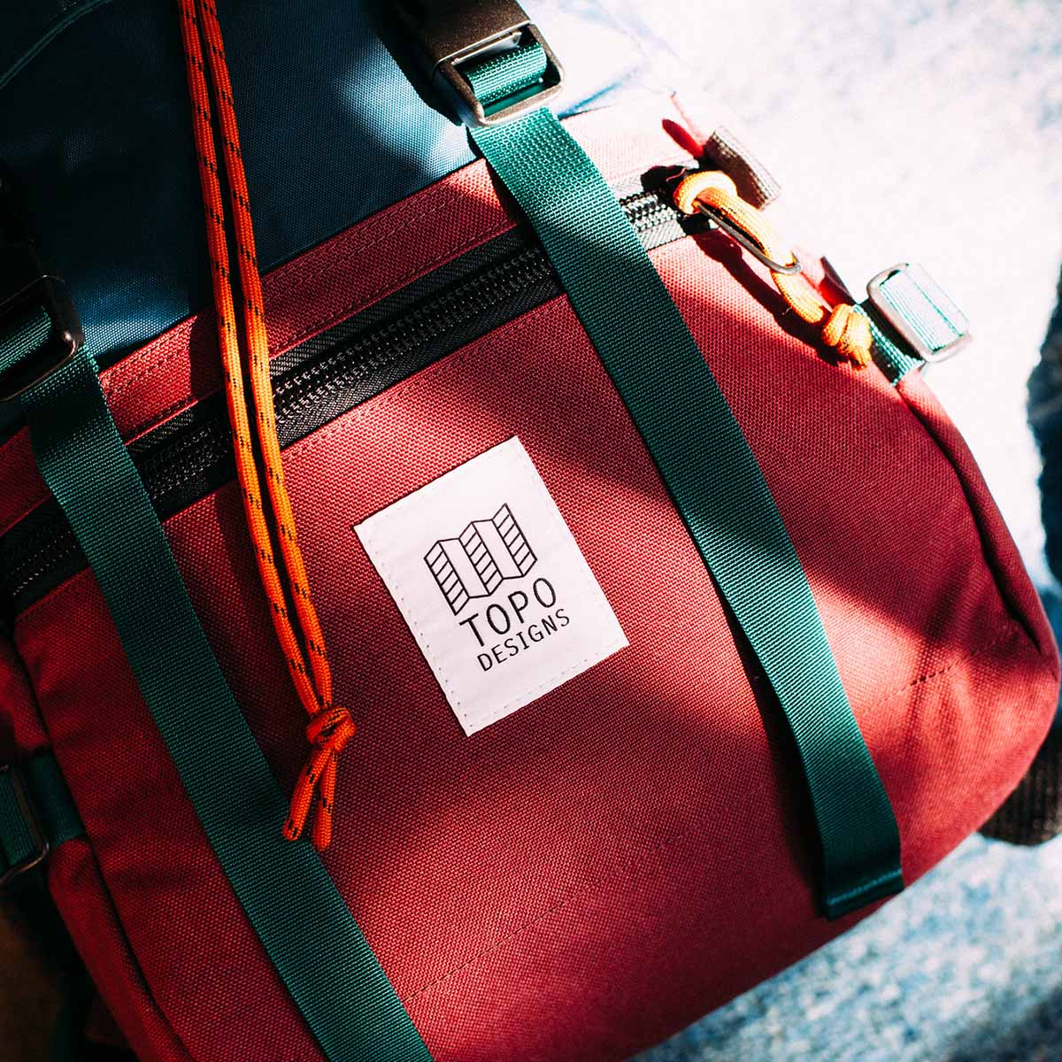 Topo Designs Rover Pack Classic Zinfandel/Botanic Green, duurzame, lichtgewicht en waterbestendige rugzak voor dagelijks gebruik