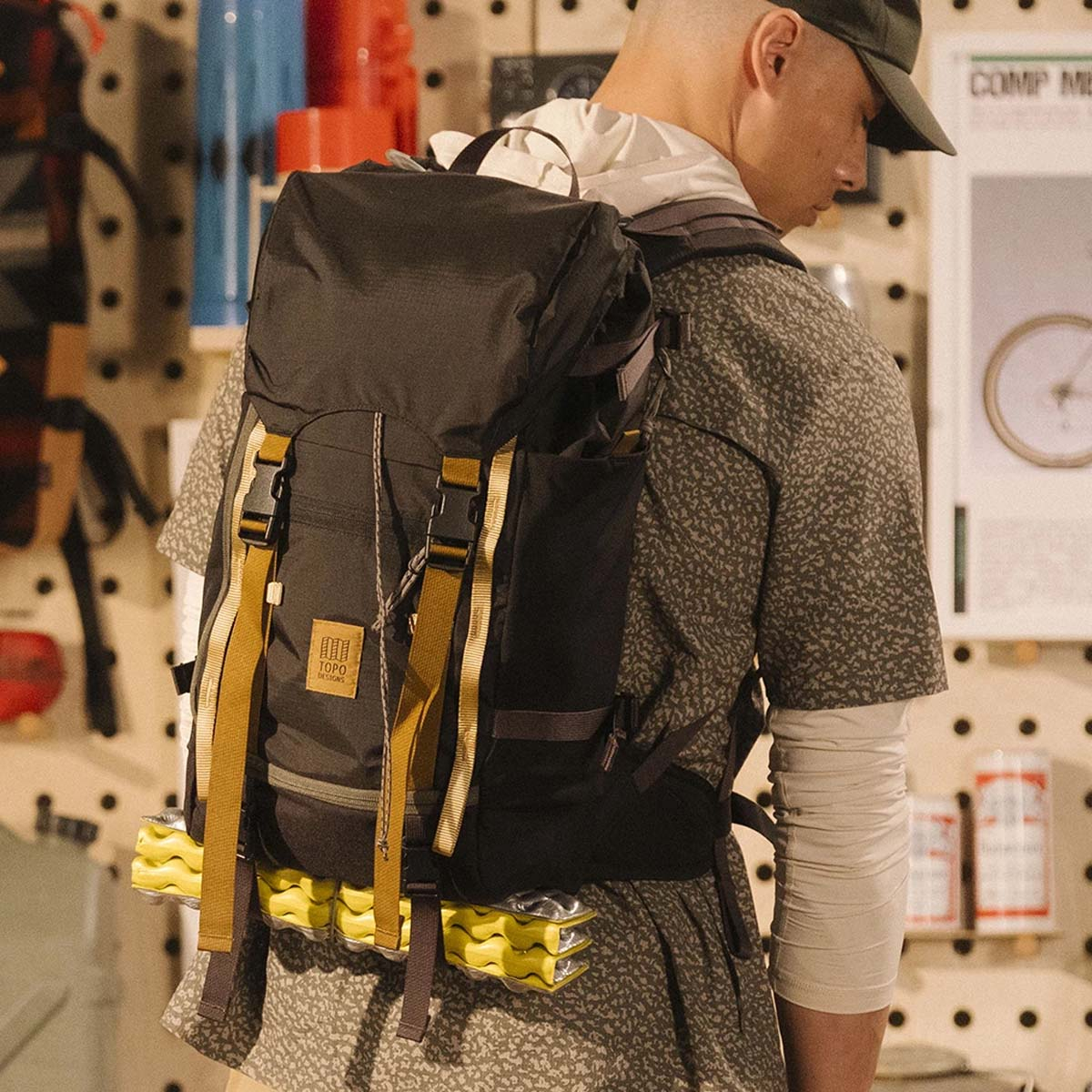 Topo Designs Rover Trail Pack 22L Black/Neutral gedragen op de rug Topo Designs Rover Trail Pack 22L Black/Neutral gedragen op de rug