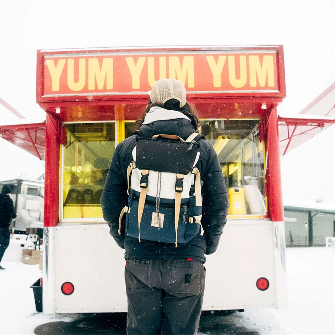 Topo Designs Rover Pack Classic Bone White/Pond Blue, tijdloze rugzak met geweldige functionaliteiten Topo Designs Rover Pack Classic Bone White/Pond Blue, tijdloze rugzak met geweldige functionaliteiten