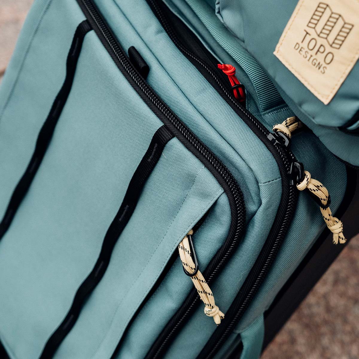 Topo Designs Global Travel Bag Roller Sea Pine, handbagage vriendelijke formaat en de 3-draagmogelijkheden zorgen voor een soepele reis