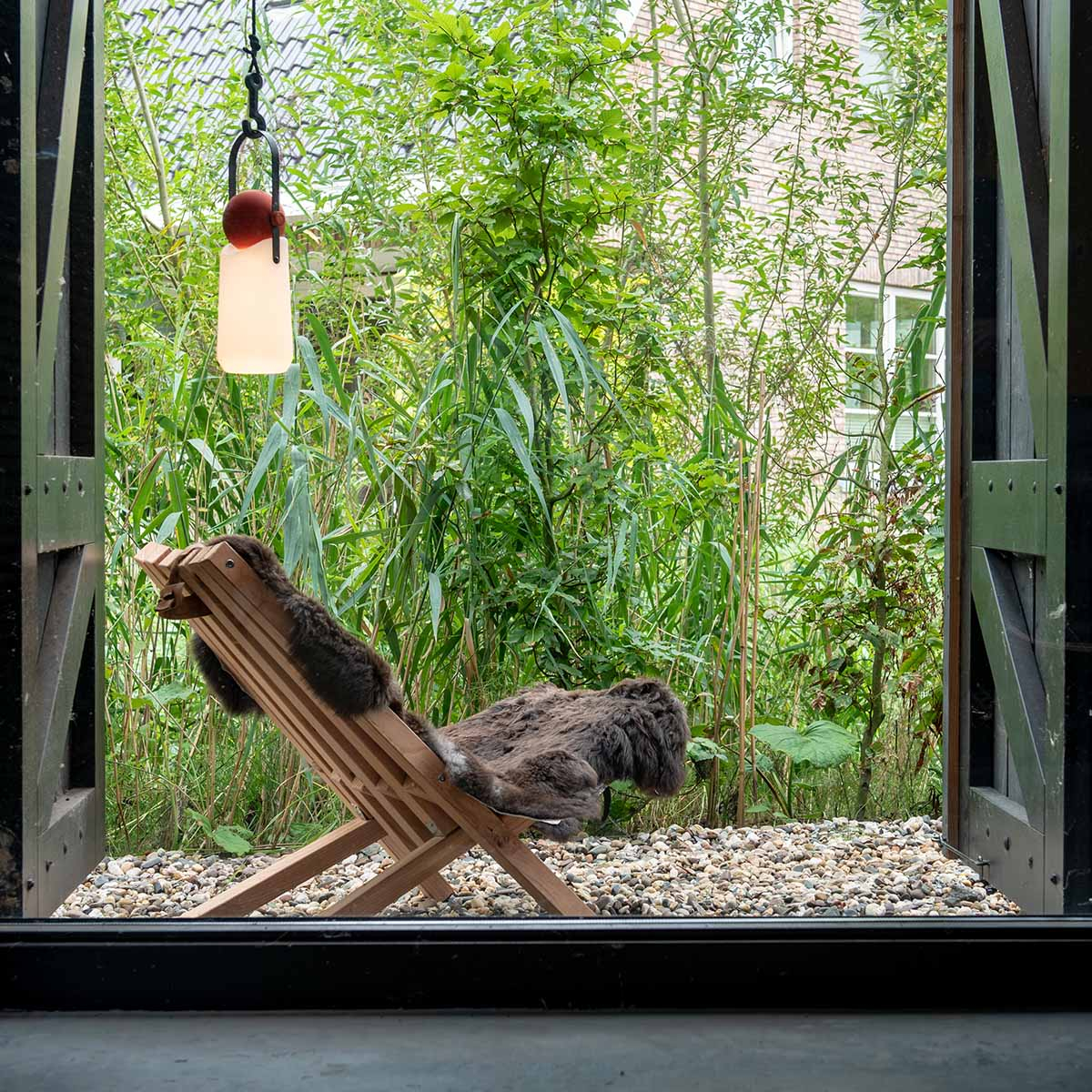 Weltevree Sheepscoat Brown, met Fieldchair voor raam