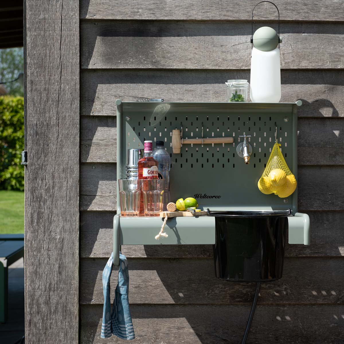 Weltevree Waterworks, organiseert tuingereedschap, biedt ruimte om eten te bereiden of een station om je buitenschoenen schoon te maken