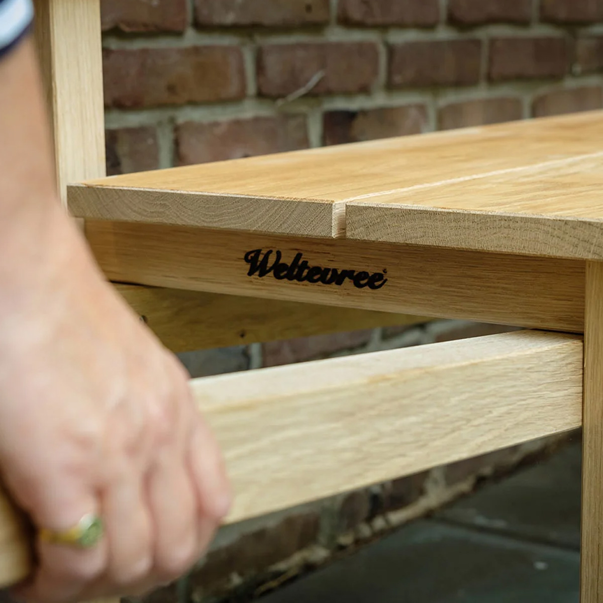 Weltevree Wheelbench, Ambachtslieden bewerken en schuren het hout zorgvuldig tot planken