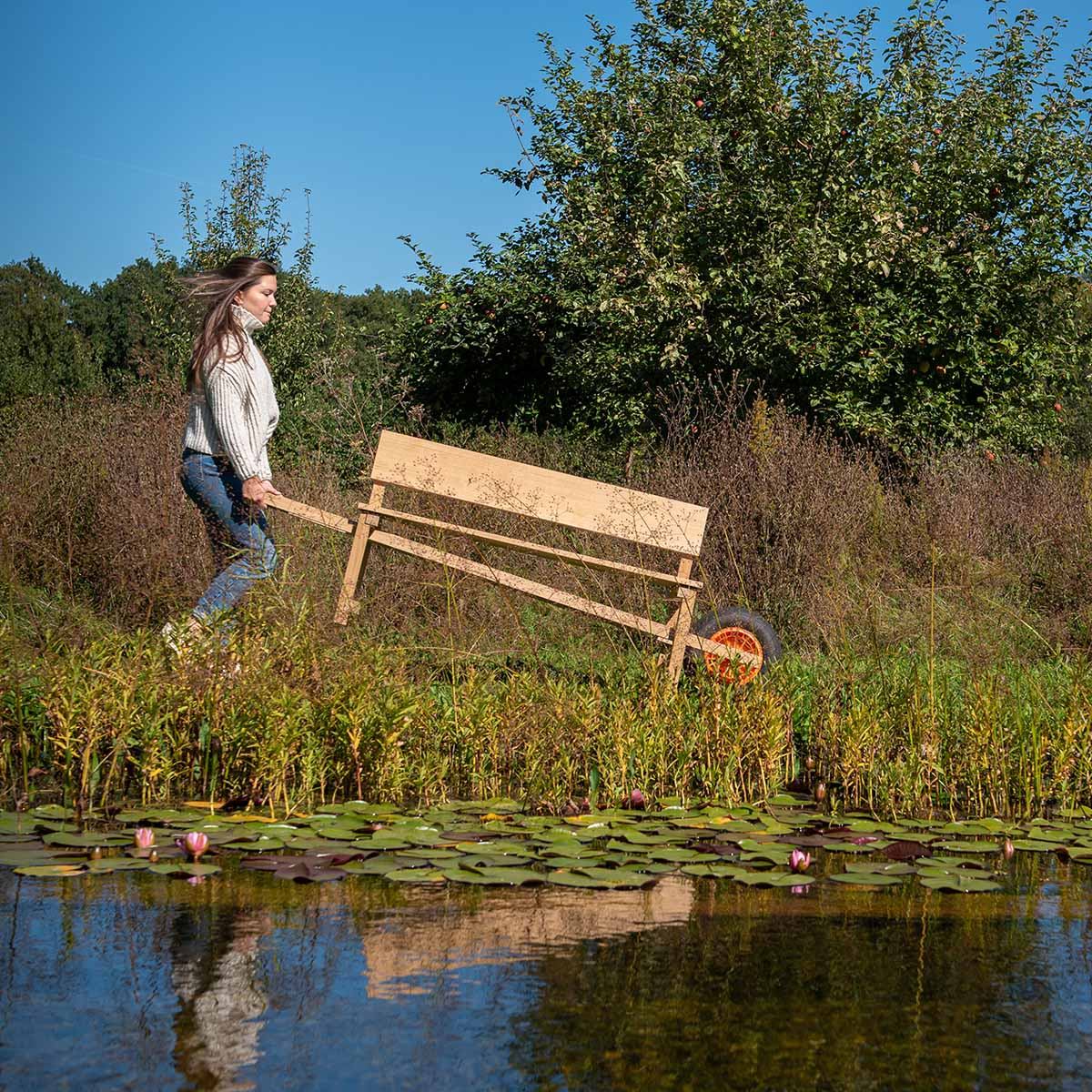 Weltevree Wheelbench Oak Wood, een houten tuinbank met slimme verplaatsingsmogelijkheid