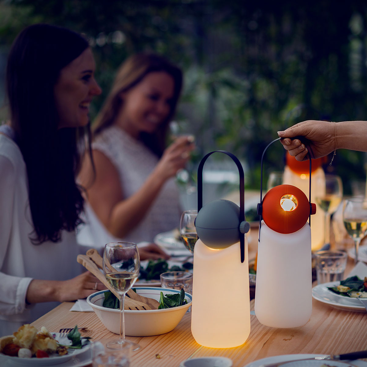 Weltevree Guidelight Tomato Red, een uniek ontworpen lamp voor buiten met dimbare LED module